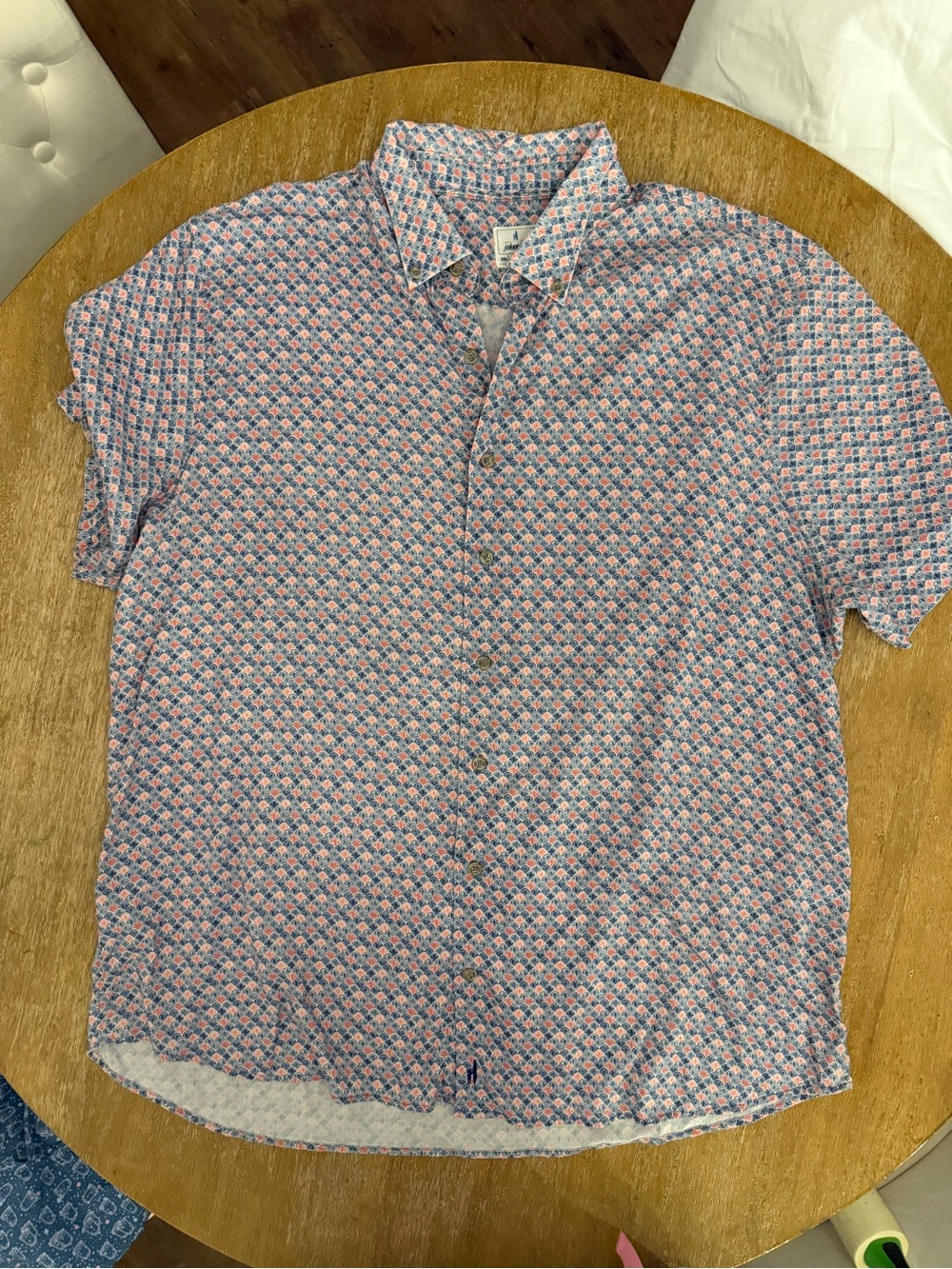 Johnnie-O "Hangin' Out" button-up shirt
Size XXL